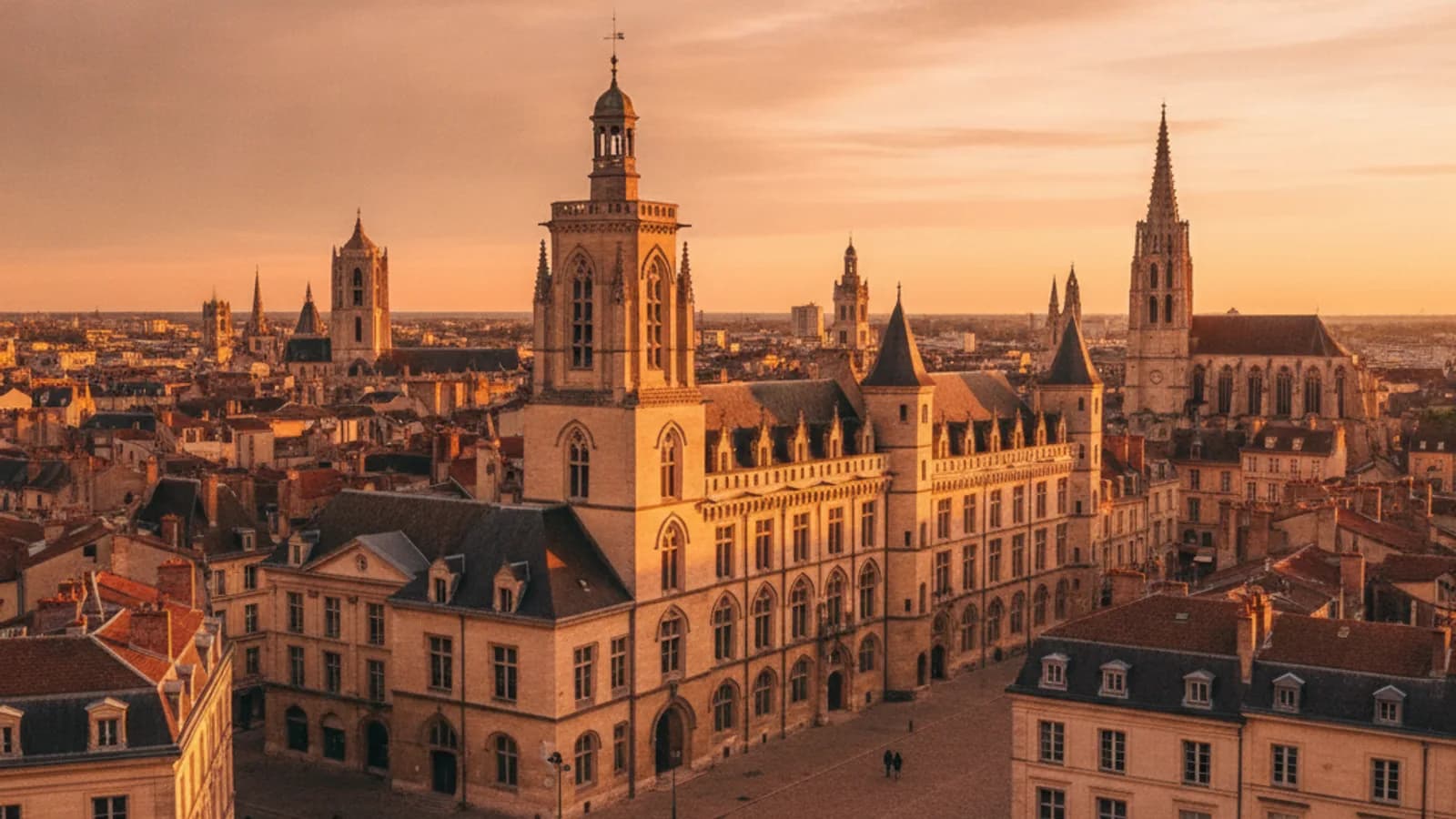 Vue panoramique sur les toits colorés de Dijon et la Tour Philippe le Bon s'élevant au-dessus du Palais des Ducs de Bourgogne sous un ciel clair