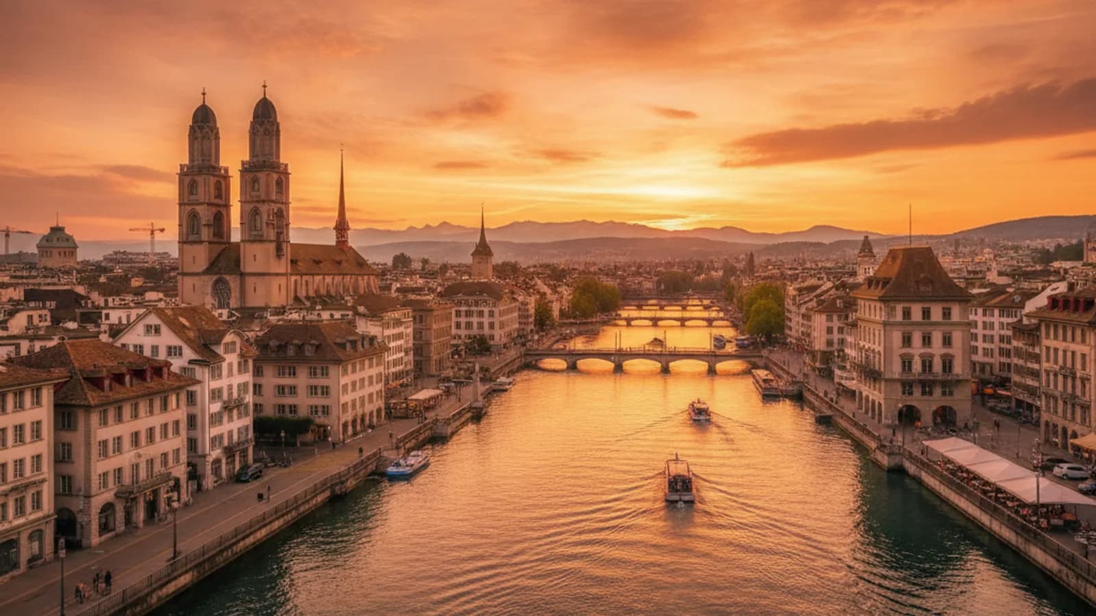 Vue panoramique de Zurich avec la Grossmünster au premier plan et la Limmat, illustrant le début du parcours urbain.