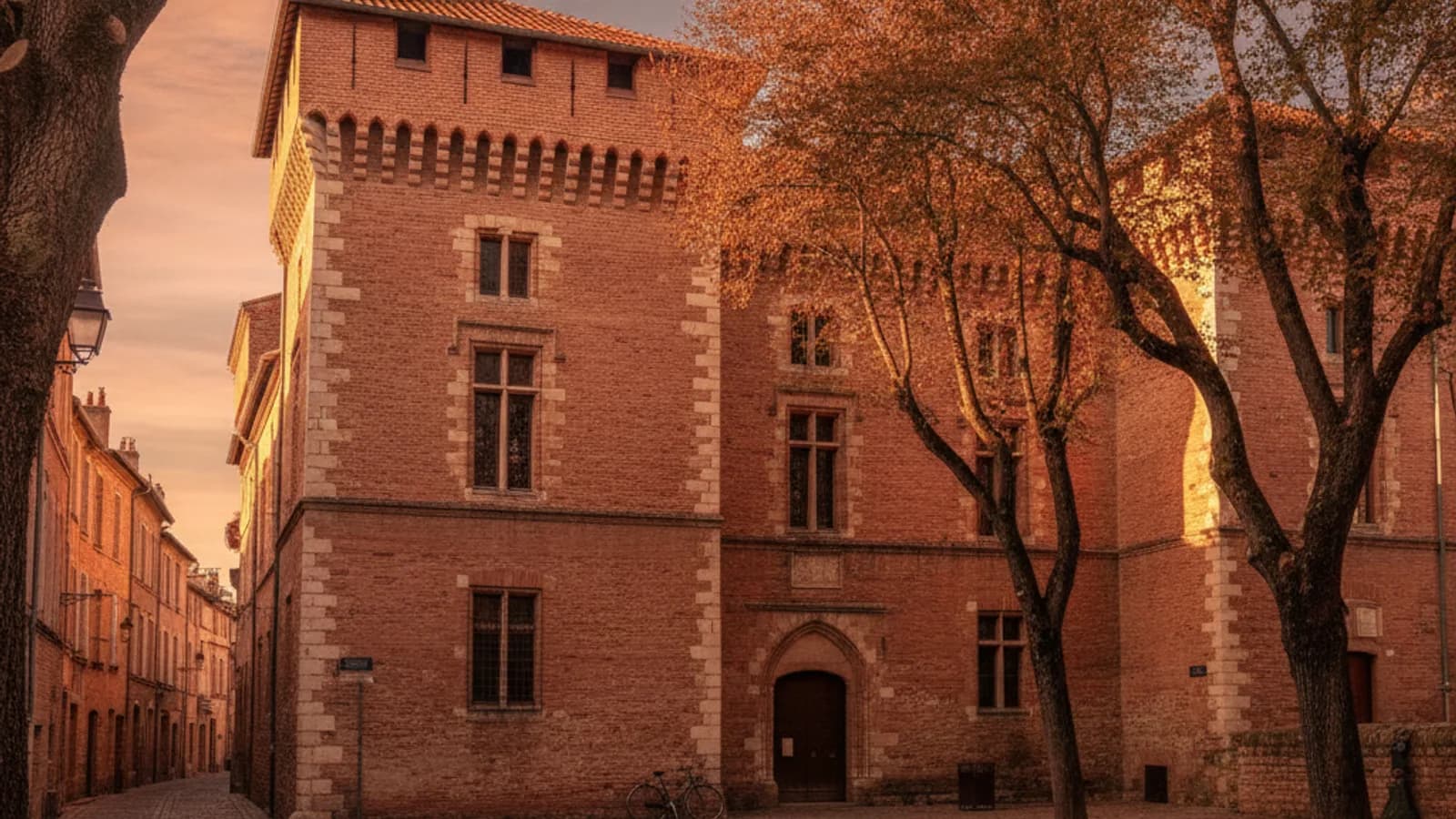 Jeu de piste & escape game outdoor à Montauban : Montauban : Carnet d'un Flâneur en Brique Rose